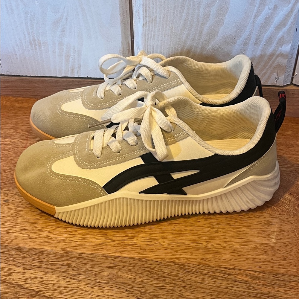 Low-Profile Women's Lace-Up Sneakers in White, Beige & Black